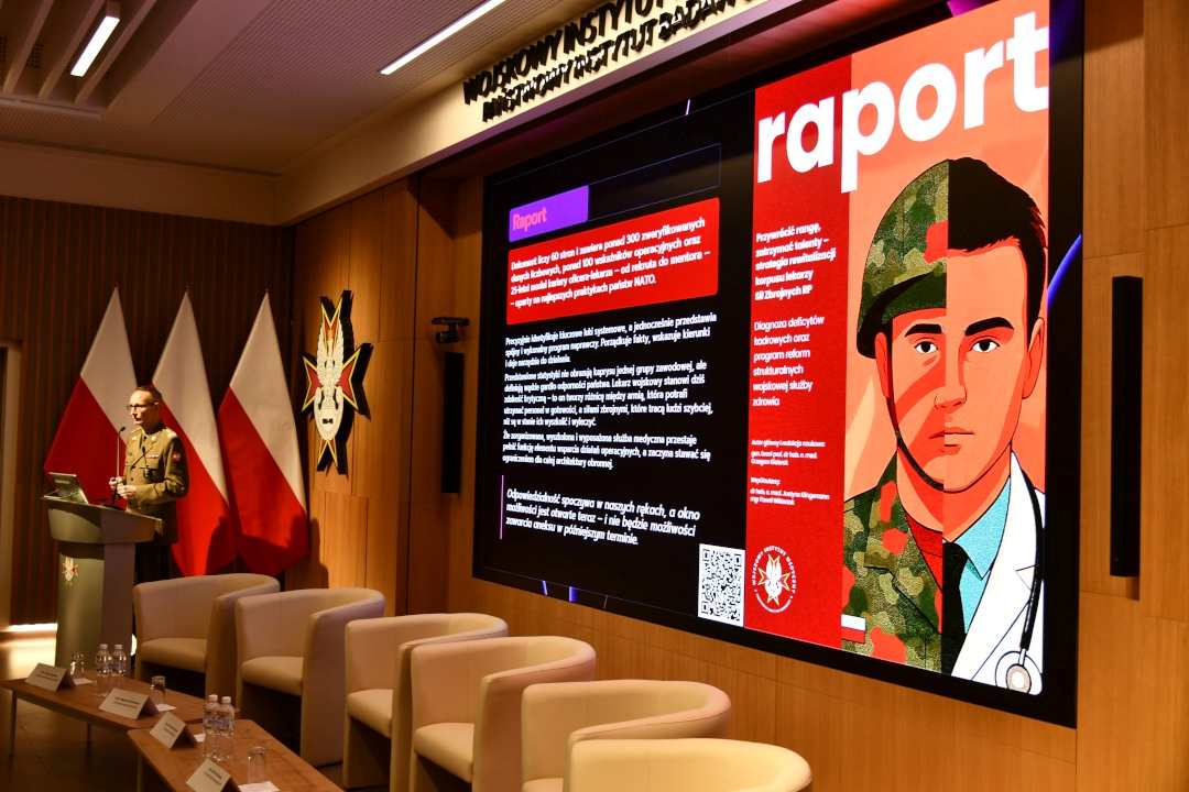 Dyrektor WIM Grzegorz Gielerak przy mównicy, za jego plecami wyświetlona na dużym ekranie okładka raportu.