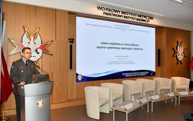 Prelegent przy mównicy.