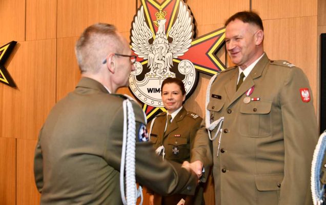 Dyrektor WIM wręcza odznaczenie.