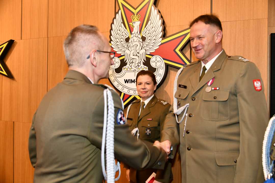 Dyrektor WIM wręcza odznaczenie.