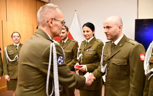 Dyrektor WIM wręcza odznaczenie.