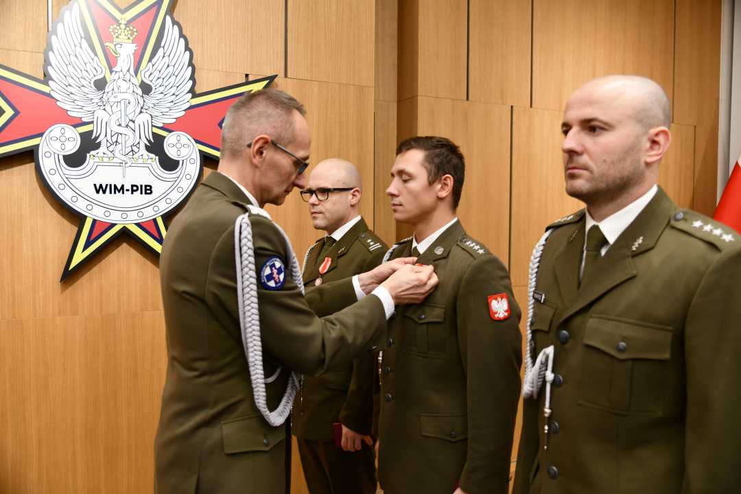 Dyrektor WIM wręcza odznaczenie.