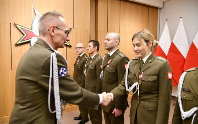 Dyrektor WIM wręcza odznaczenie.