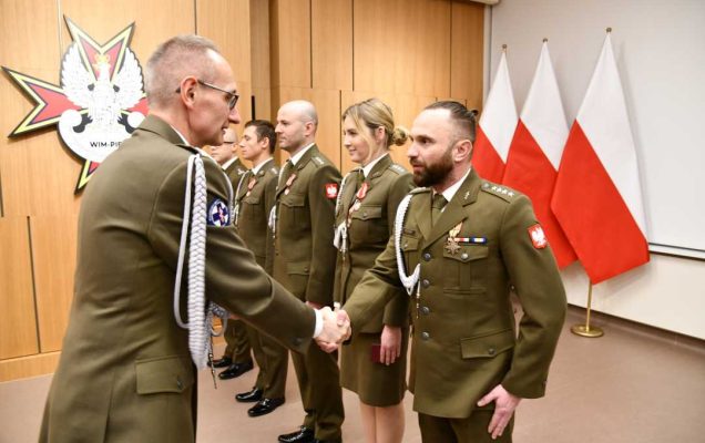 Dyrektor WIM wręcza odznaczenie.