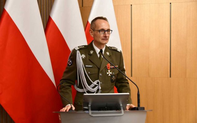 Dyrektor Wim przy mównicy.