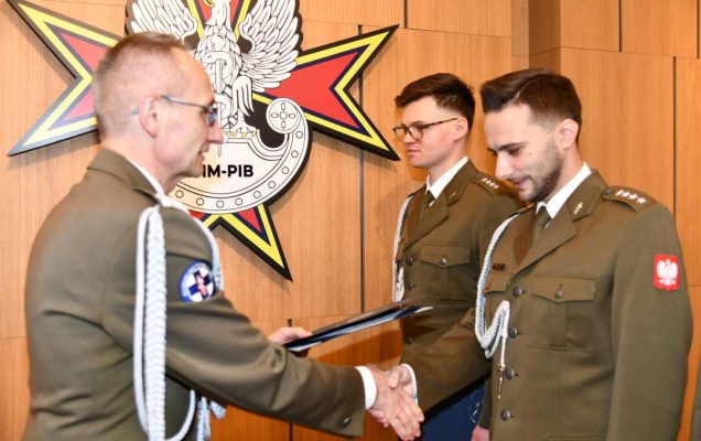 Dyrektor WIM wręcza odznaczenia.