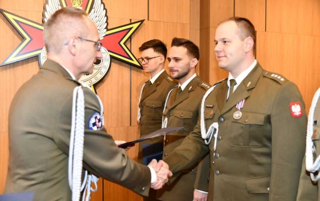 Dyrektor WIM wręcza odznaczenia.