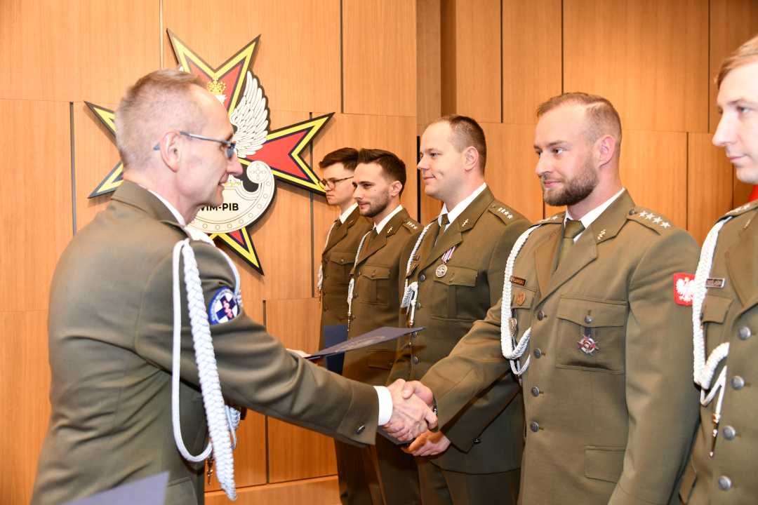 Dyrektor WIM wręcza odznaczenia.