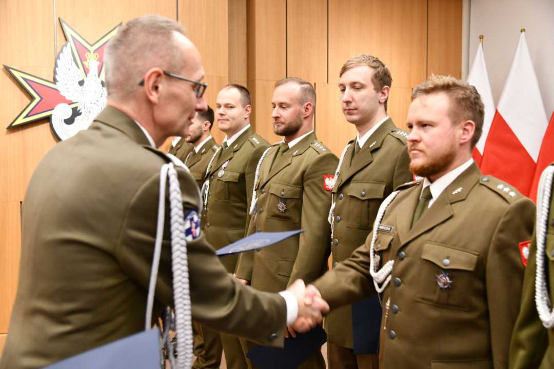 Dyrektor WIM wręcza odznaczenia.