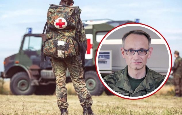 Żołnierz w stroju polowym przed nim ambulans ratowniczy. W kółku Grzegorz Gielerak.