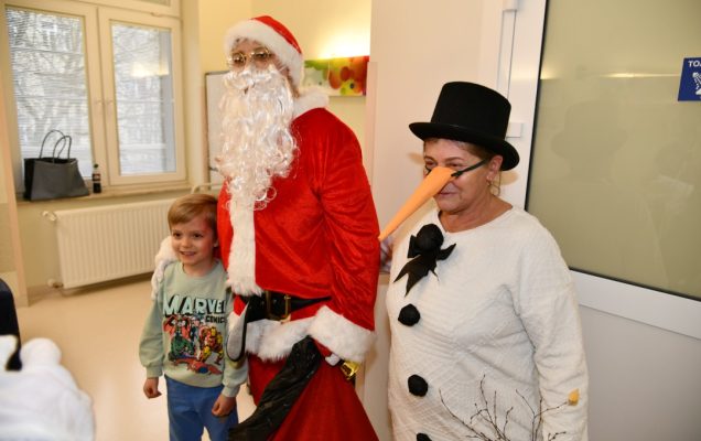 Święty Mikołaj i Bałwanek wchodzą w sali szpitalnej.