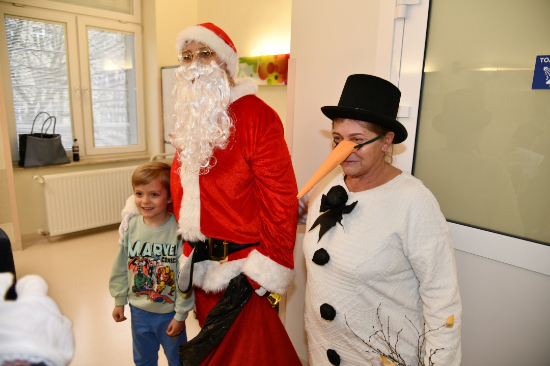 Święty Mikołaj i Bałwanek wchodzą w sali szpitalnej.