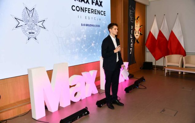 Prelegent na ali WIM. Za jego plecami instalacja świetlna Max Fax i wyświetlony tytuł konferencji.konferencji