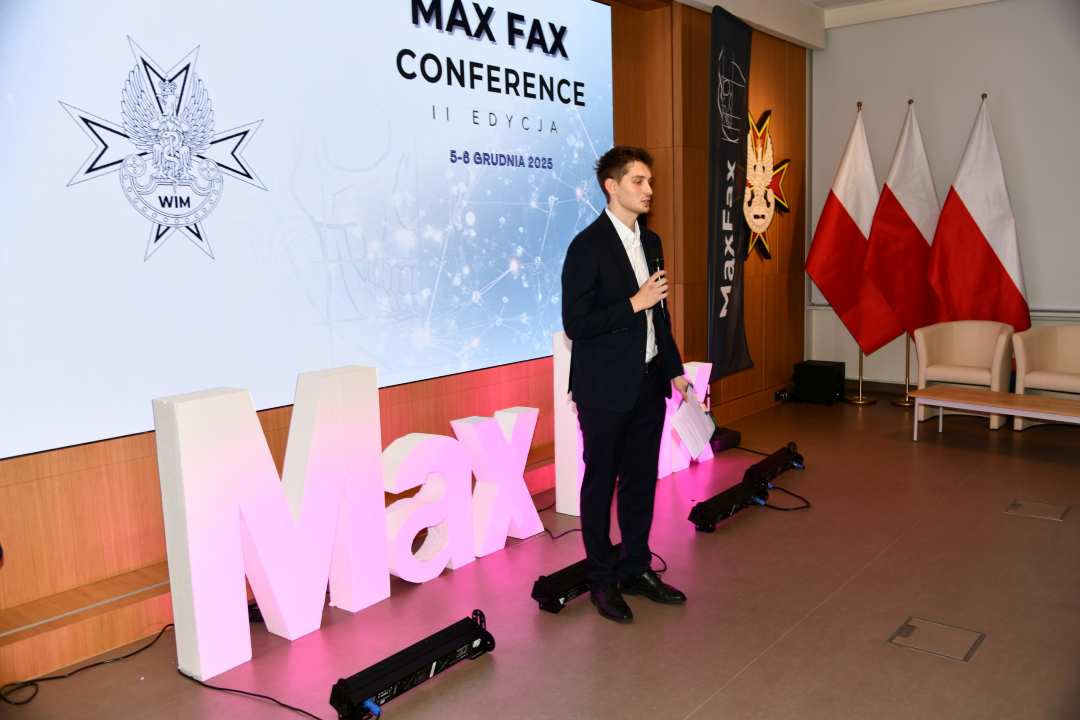 Prelegent na ali WIM. Za jego plecami instalacja świetlna Max Fax i wyświetlony tytuł konferencji.konferencji