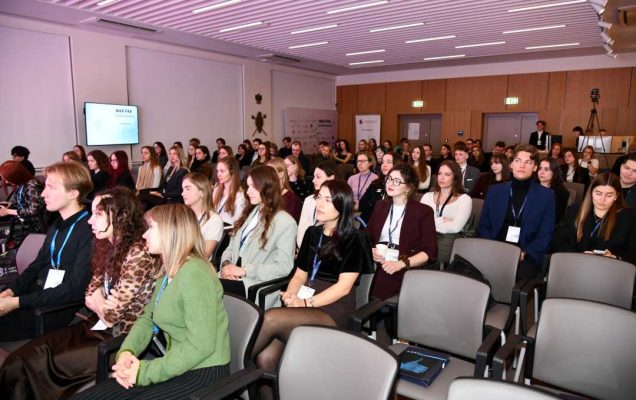 Siedzący na sali słuchacze podczas wykładu.