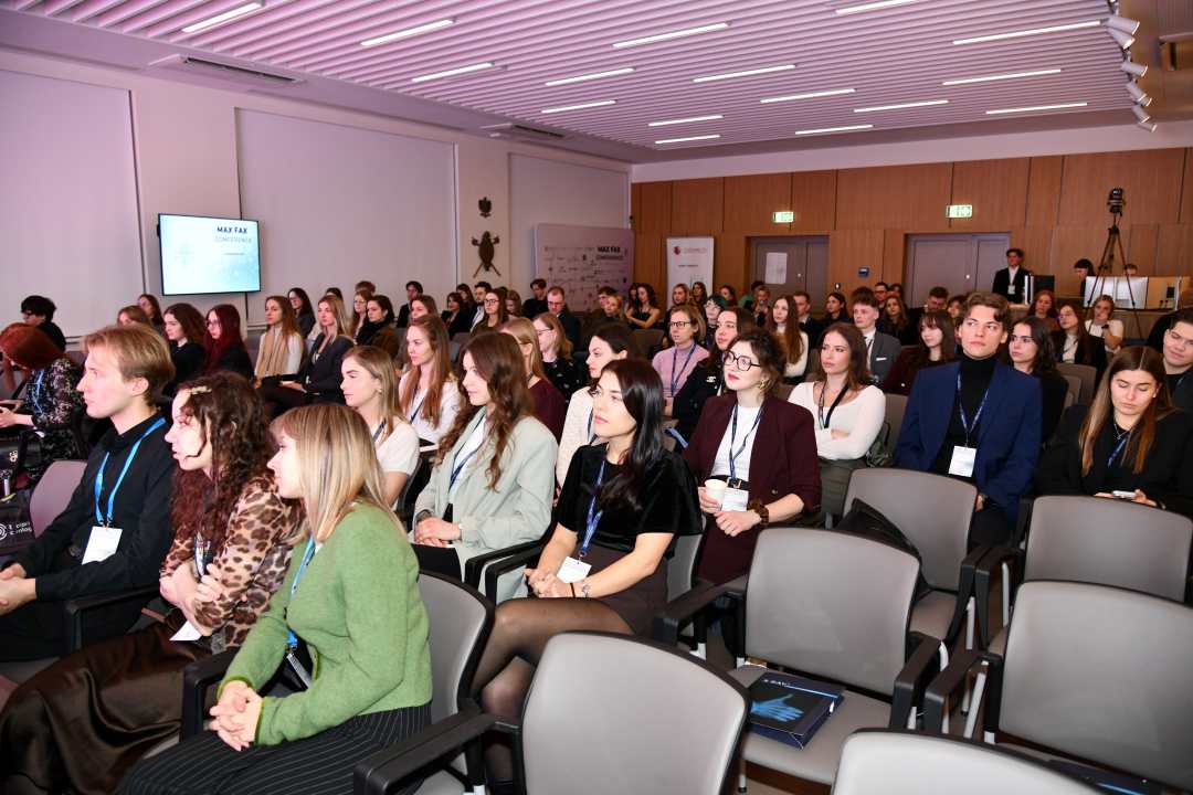 Siedzący na sali słuchacze podczas wykładu.