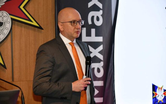 Prelegent z mikrofonem w dłoni.