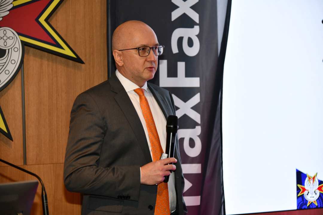 Prelegent z mikrofonem w dłoni.