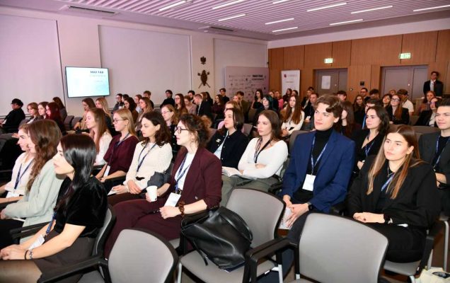 Siedzący słuchacze podczas konferencji.