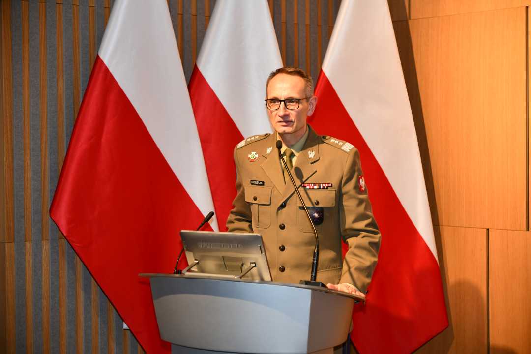 Dyrektor WIM przy mównicy.