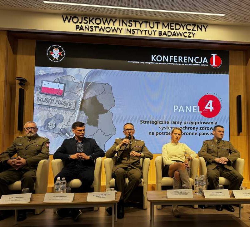 Dyrektor WIM Grzegorz Gielerak siedzi obok panelistów. Za nimi na ekranie plansza tytułowa panelu.