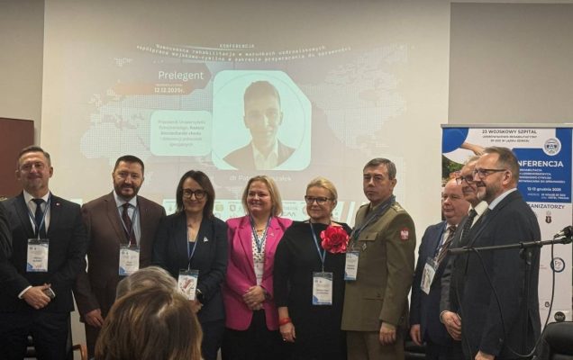 Zdjęcie grupowe pracowników WIM podczas konferencji.