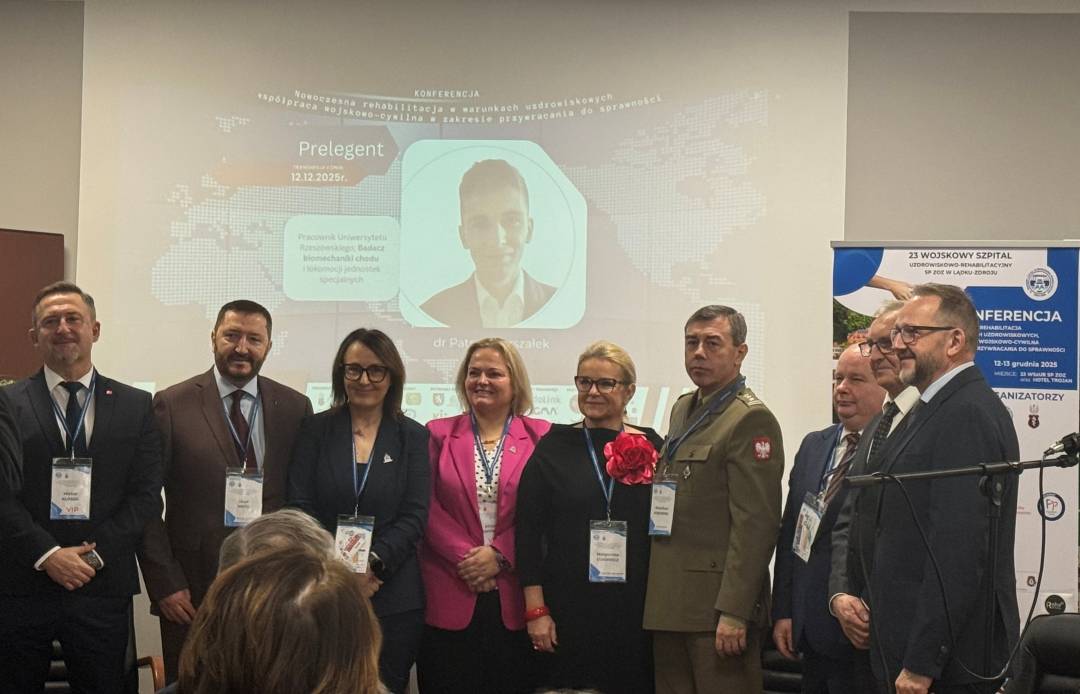 Zdjęcie grupowe pracowników WIM podczas konferencji.