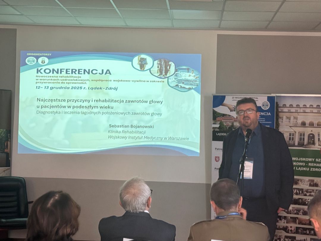 lek. Sebastian Bojanowski prowadzi prezentację.