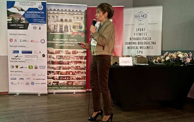 dr n. med. Katarzyna Gniadek-Olejniczak prowadzi prezentację.