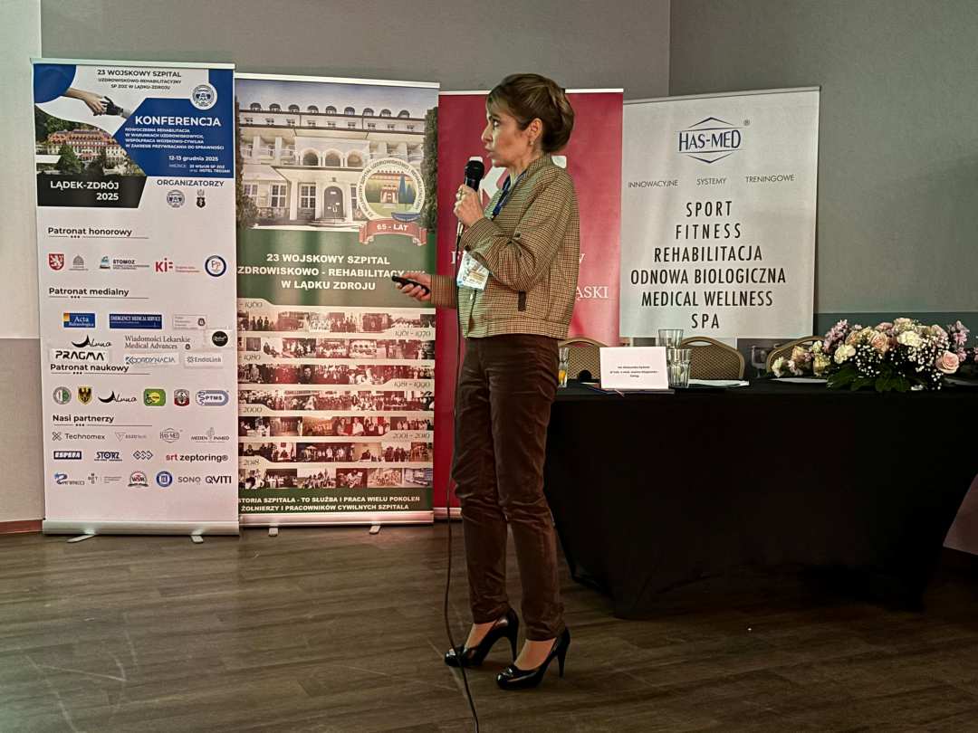 dr n. med. Katarzyna Gniadek-Olejniczak prowadzi prezentację.