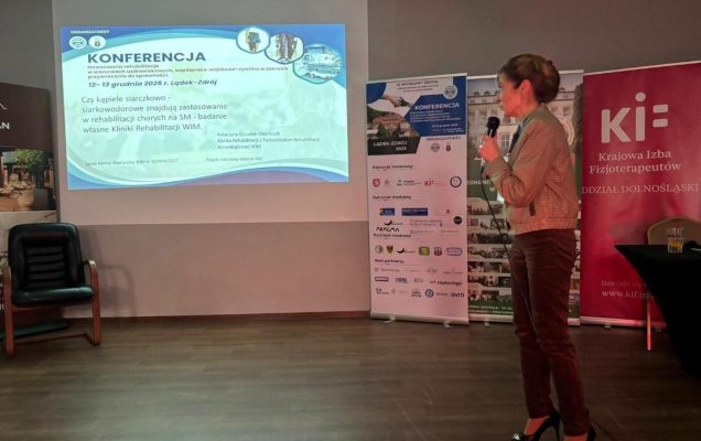 dr n. med. Katarzyna Gniadek-Olejniczak prowadzi prezentację.