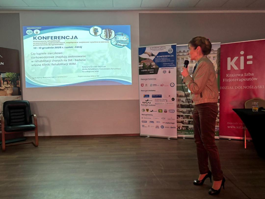dr n. med. Katarzyna Gniadek-Olejniczak prowadzi prezentację.