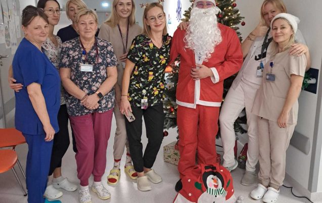 Święty Mikołaj pozuje do zdjęcia z pracownikami Szpitala w legionowie