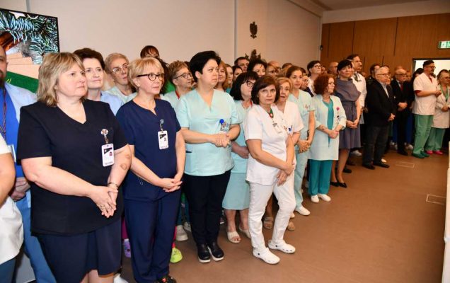 Zaproszeni pracownicy i goście stoją na auli WIM-PIB.