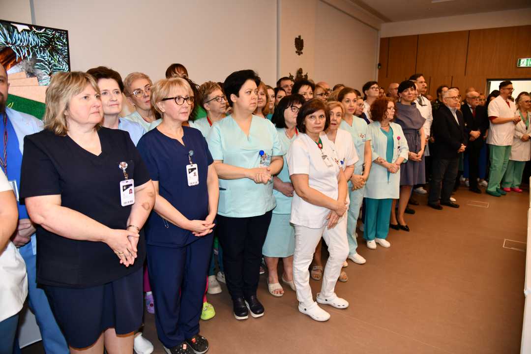 Zaproszeni pracownicy i goście stoją na auli WIM-PIB.