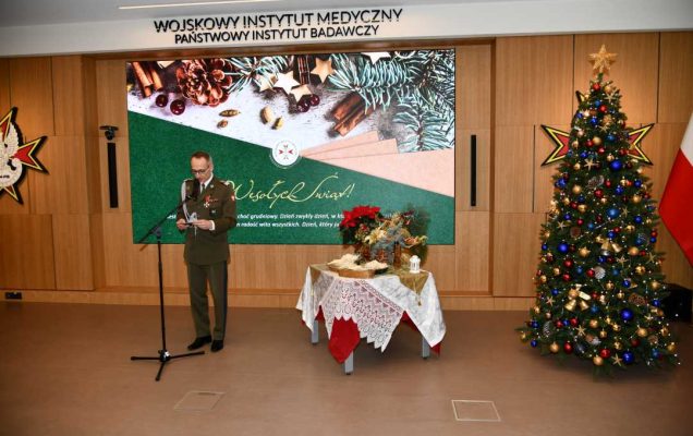 Dyrektor WIM-PIB składa życzenia na auli WIM.