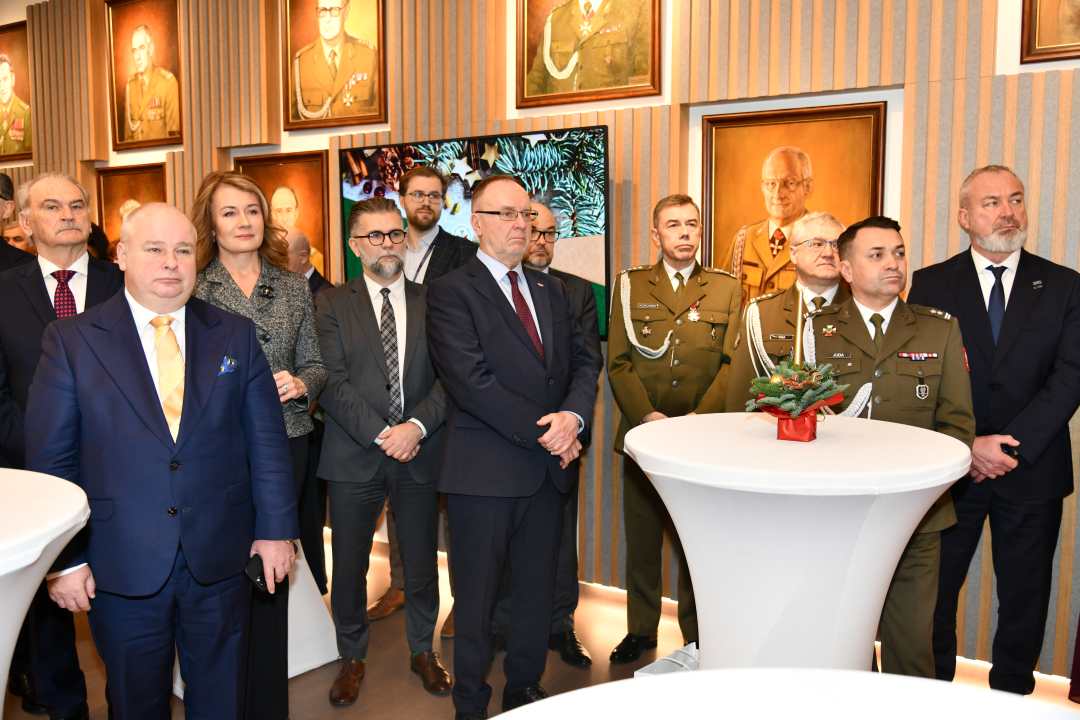 Zaproszeni pracownicy i goście stoją na auli WIM-PIB.