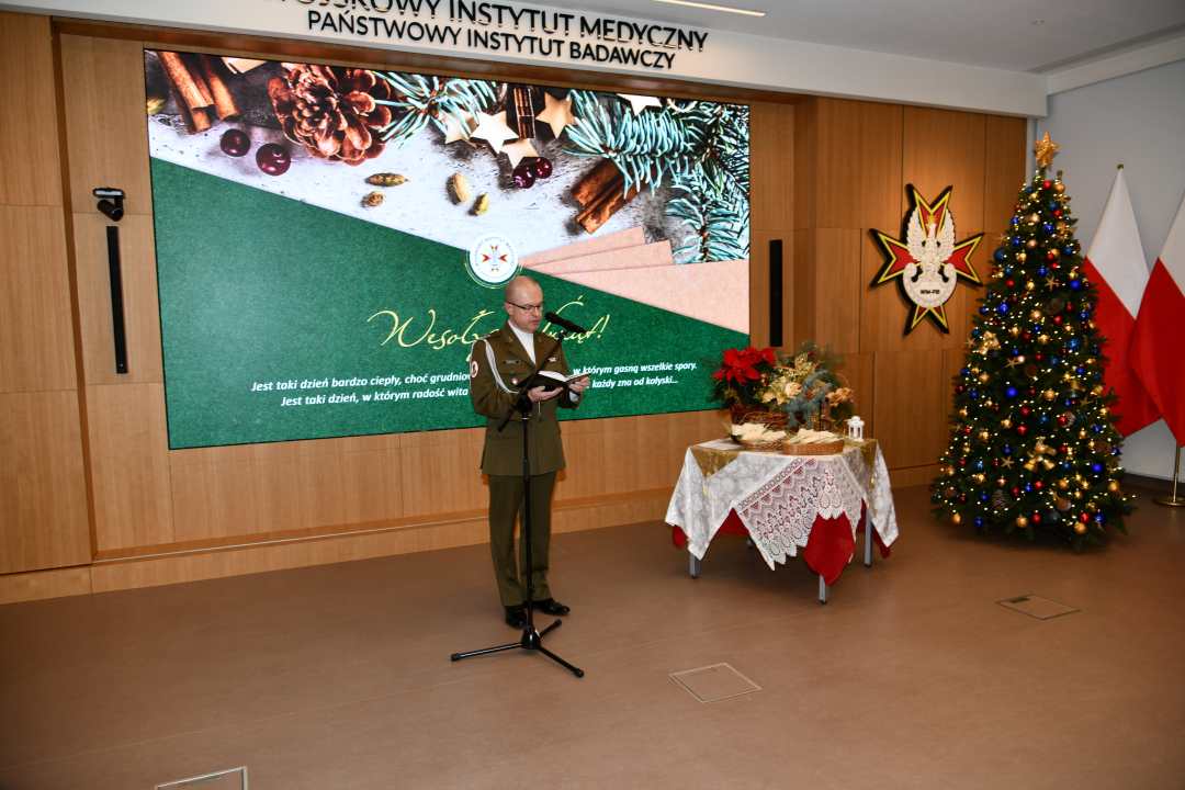 Kapelan Wojskowy Instytutu Medycznego, ks. Robert Dębiński czyta fragment biblii.