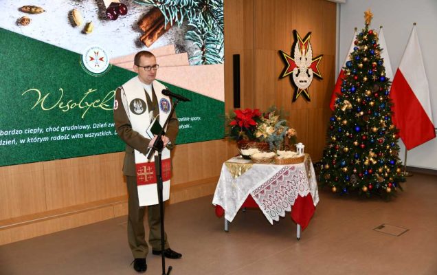 Ksiądz podczas modlitwy wigilijnej na auli WIM.