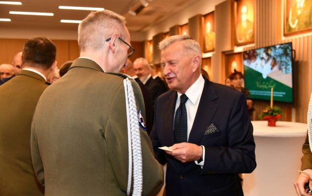 Dyrektor Wim dzieli się opłatkiem z pracownikami i goścmi.