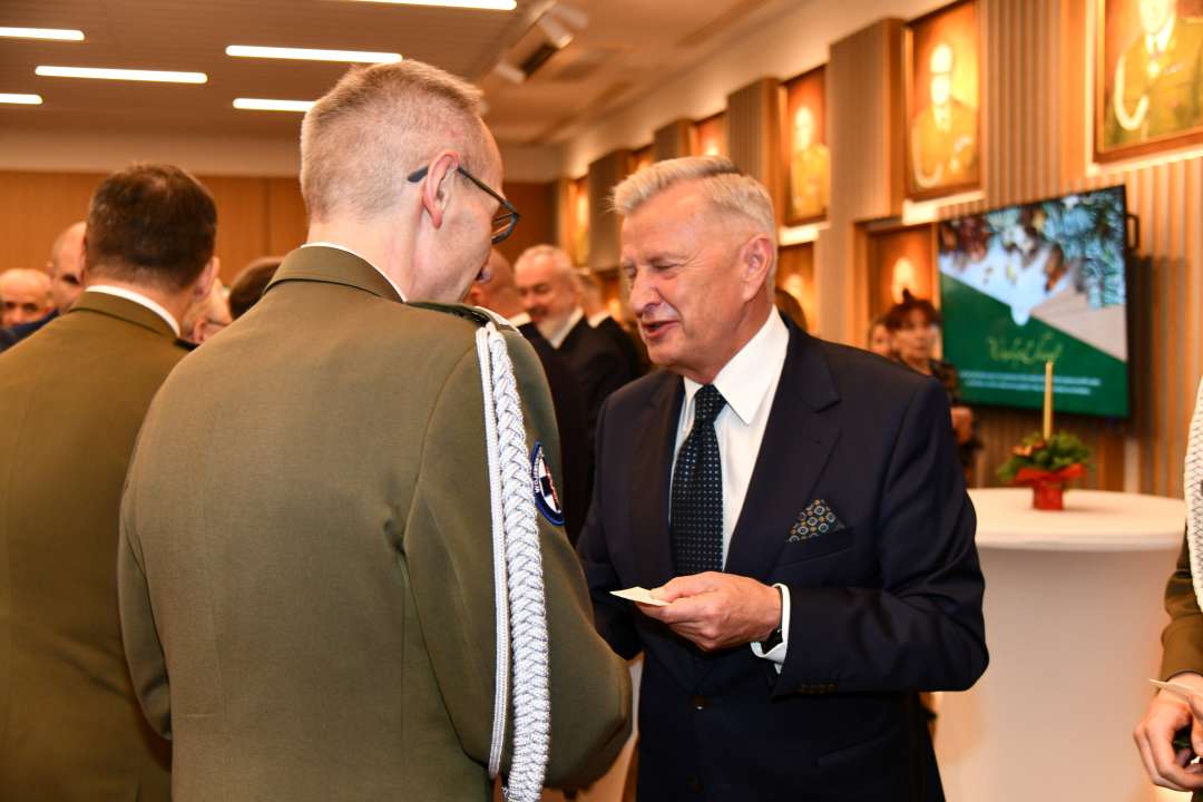 Dyrektor Wim dzieli się opłatkiem z pracownikami i goścmi.