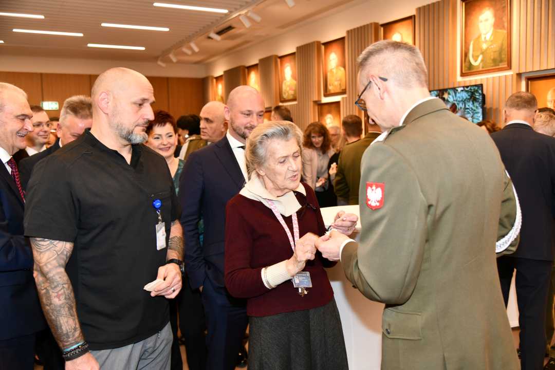 Dyrektor Wim dzieli się opłatkiem z pracownikami i gośćmi.