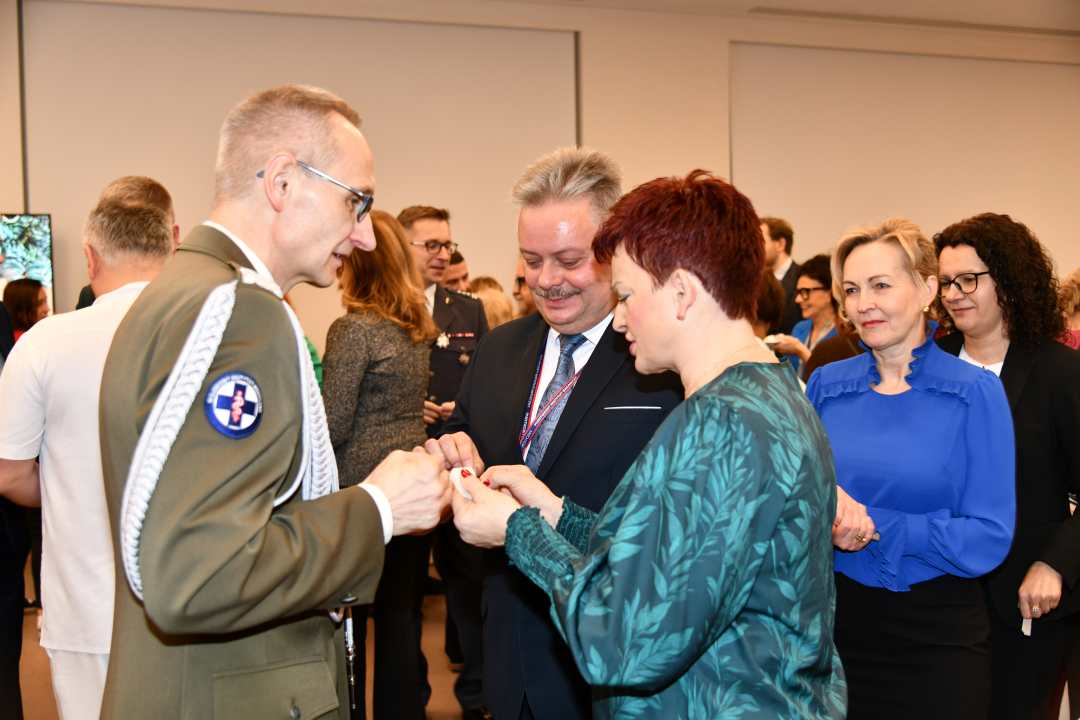 Dyrektor Wim dzieli się opłatkiem z pracownikami i gośćmi.