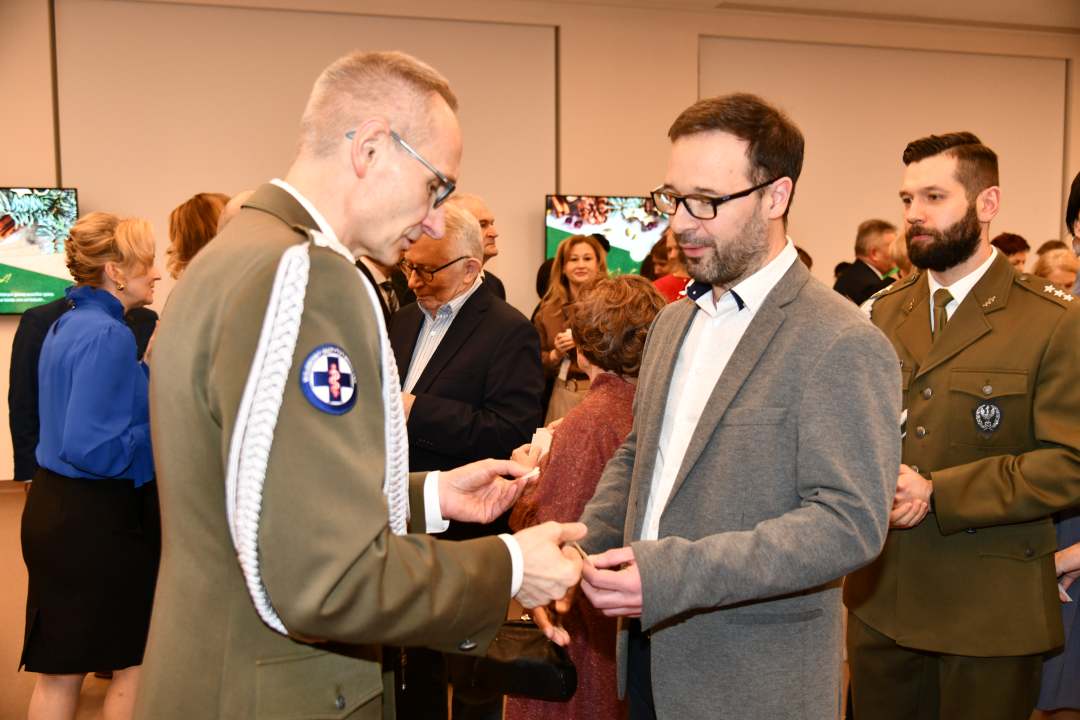 Dyrektor Wim dzieli się opłatkiem z pracownikami i goścmi.