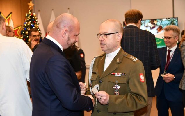 Pracownicy WIM dzielą się opłatkiem.