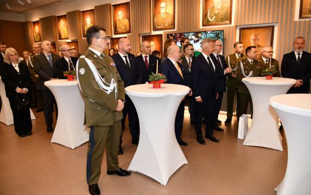 Zaproszeni pracownicy i goście stoją na auli WIM-PIB.