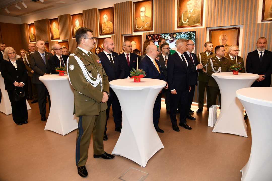 Zaproszeni pracownicy i goście stoją na auli WIM-PIB.