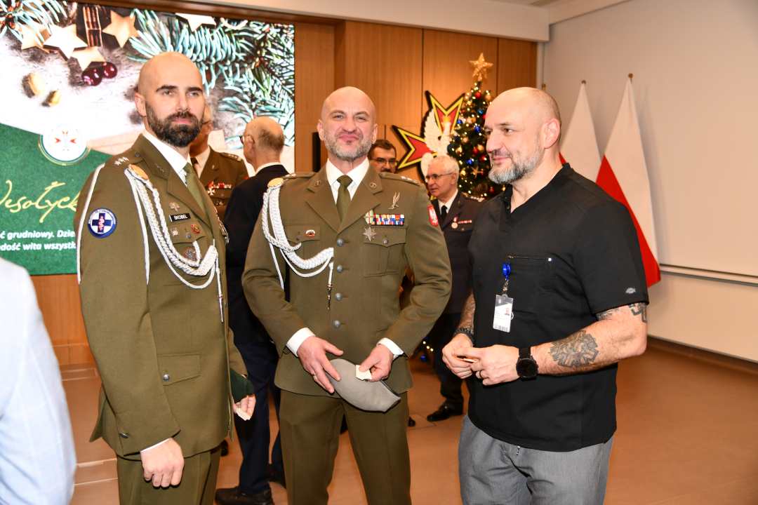 Pracownicy WIM dzielą się opłatkiem.