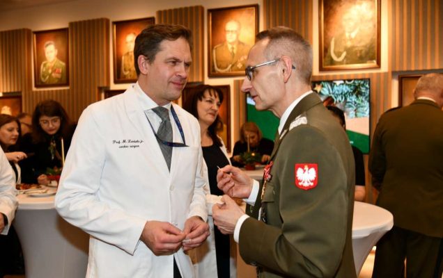 Dyrektor Wim dzieli się opłatkiem profesorem Zembalą.