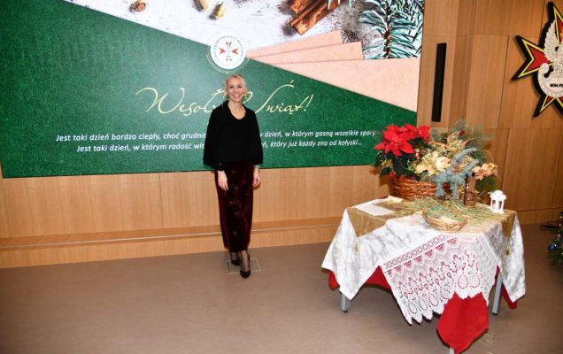 Małgorzata Złotkowska, kierownik Biura Dyrektora WIM-PIB, główny specjalista ds. komunikacji wewnętrznej prowadzi uroczystość wigilijną.